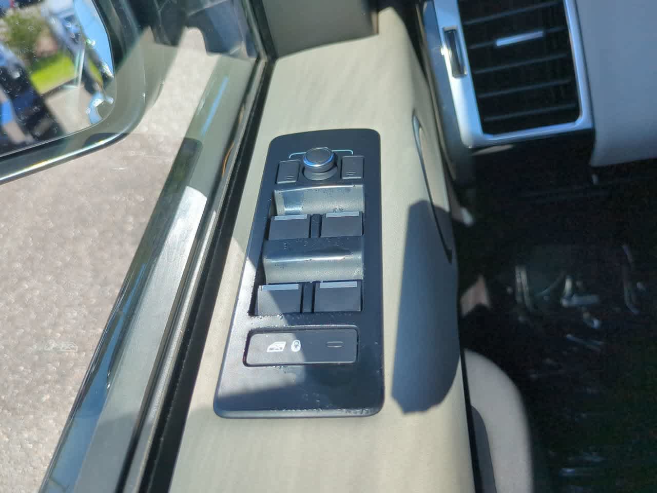 Used 2017 Land Rover Discovery SE AWD/4WD image 23