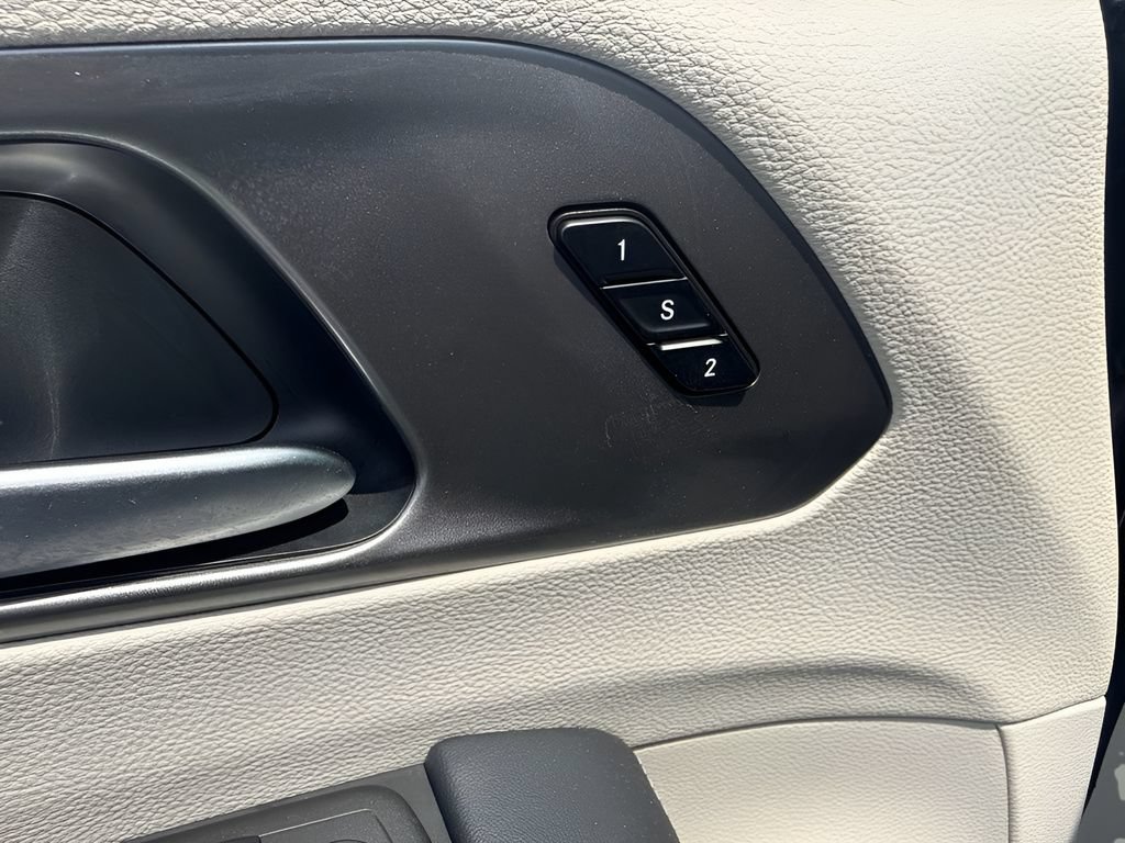 Used 2023 Chrysler Pacifica Touring-L FWD image 11