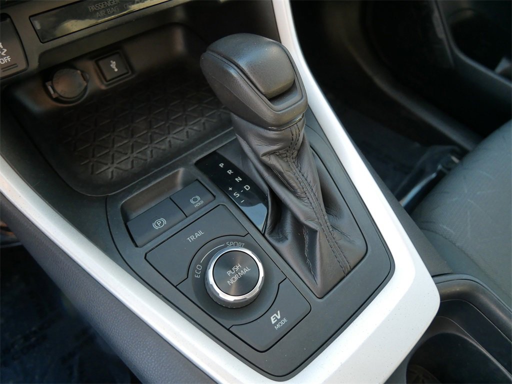 Used 2020 Toyota RAV4 XLE image 19