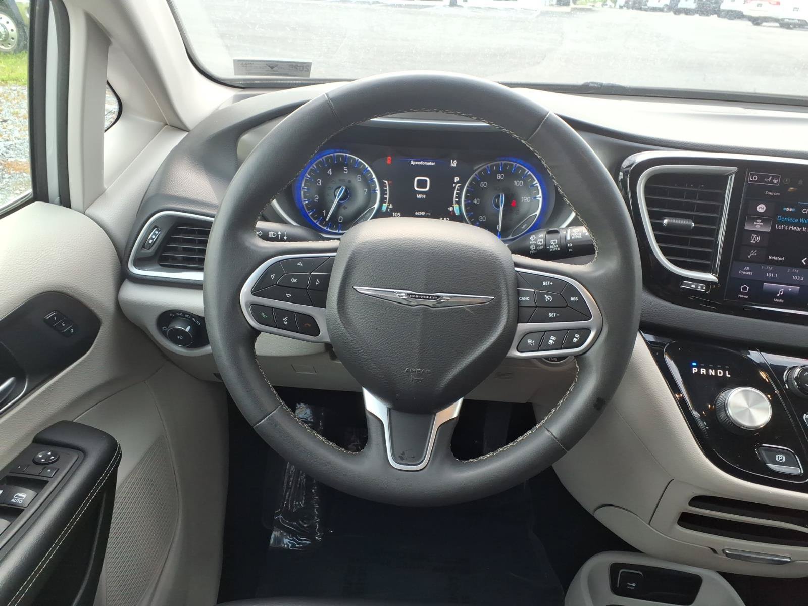 Used 2024 Chrysler Pacifica Touring-L FWD image 9