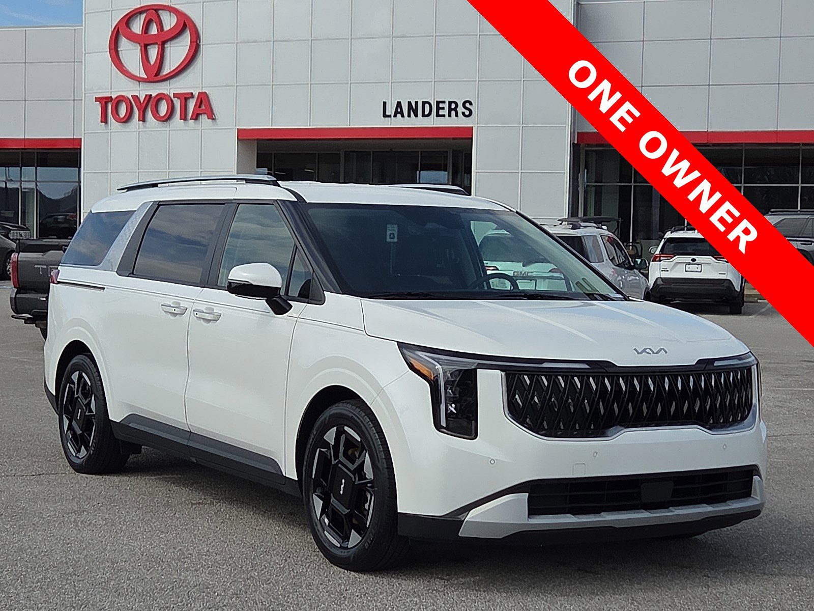 Used 2025 Kia Carnival EX image 1