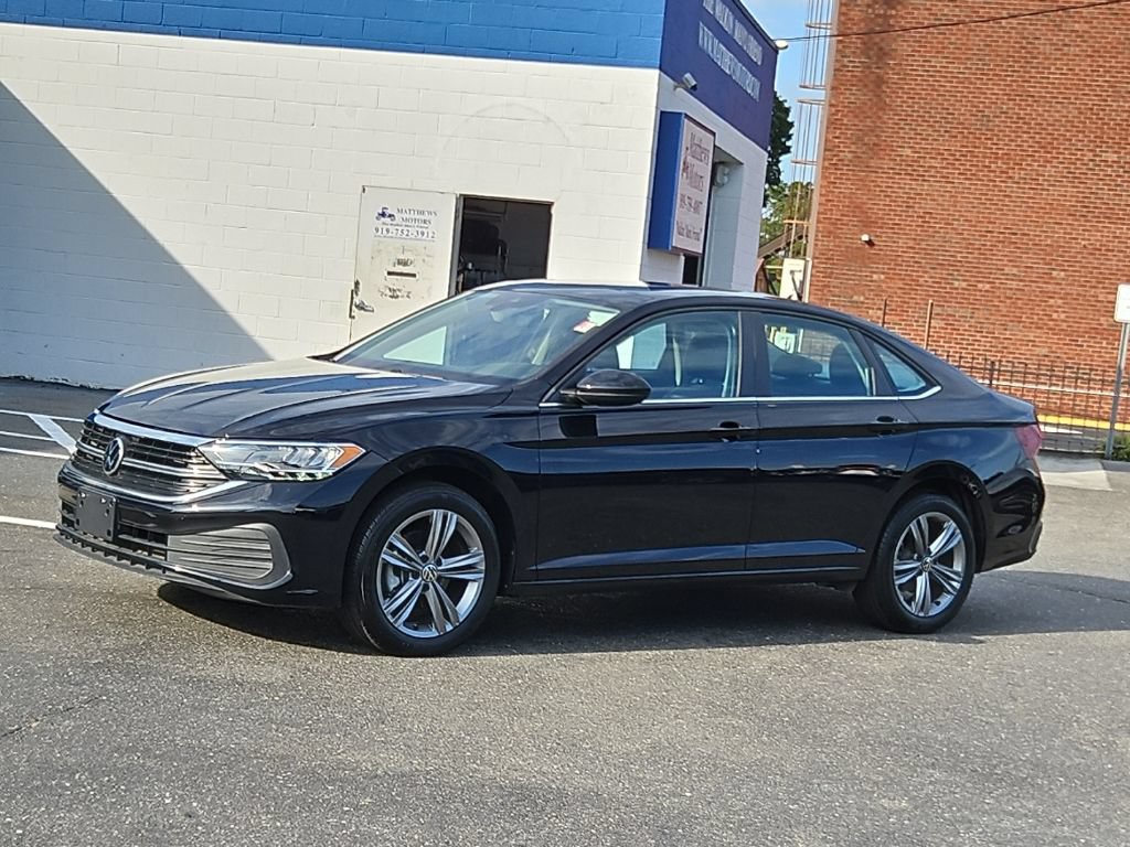 Used 2022 Volkswagen Jetta SE w/ Panoramic Sunroof Package FWD image 3