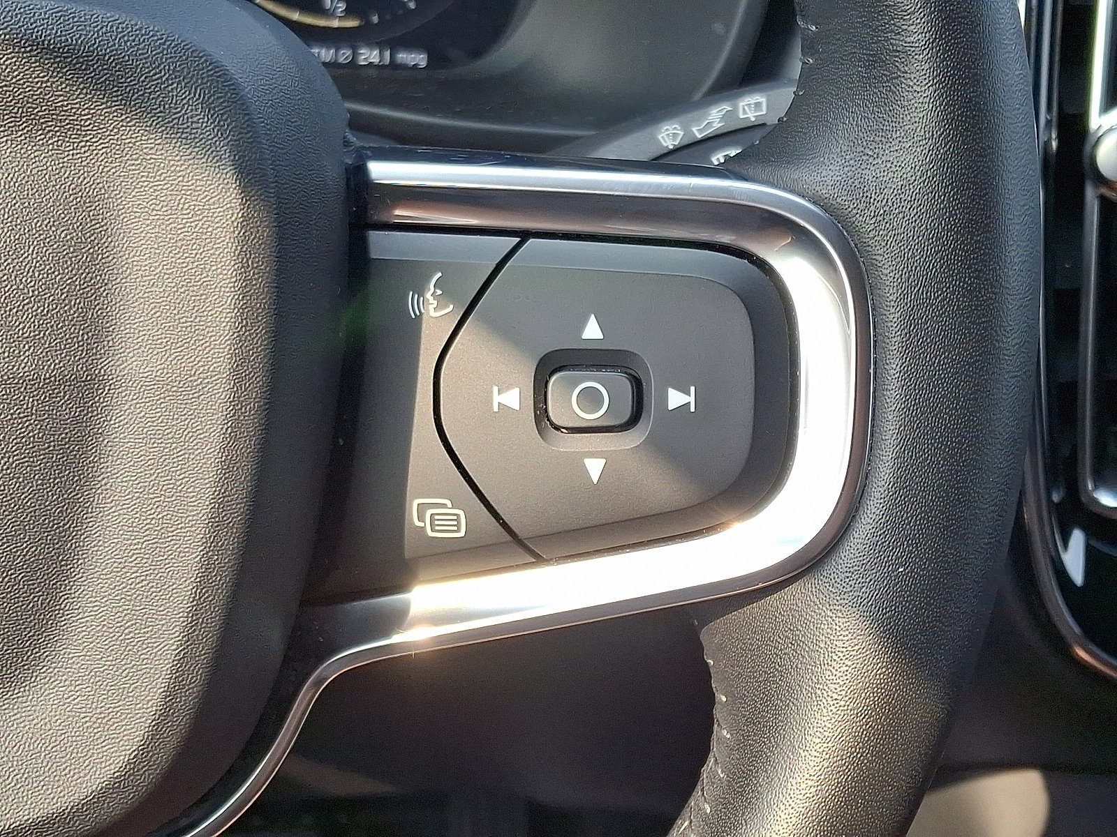 Used 2019 Volvo XC40 T5 Momentum image 23