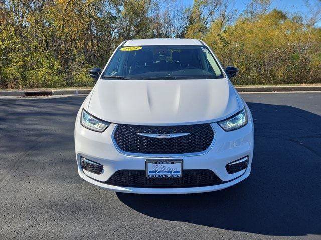 Used 2024 Chrysler Pacifica Touring-L FWD image 7