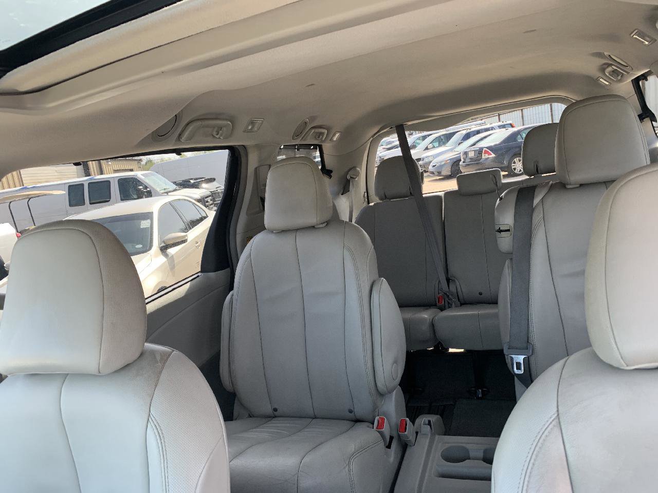 Used 2014 Toyota Sienna XLE image 28