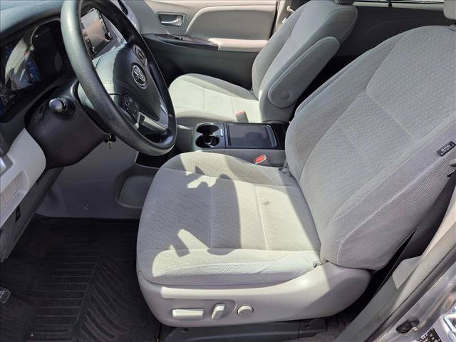 Used 2018 Toyota Sienna LE w/ Carpet Mat Package FWD image 13