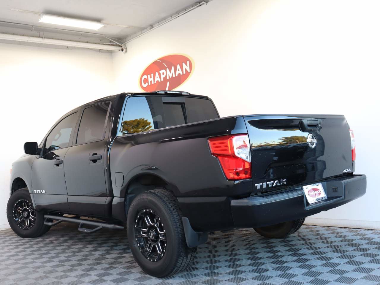 Used 2018 Nissan Titan S image 4
