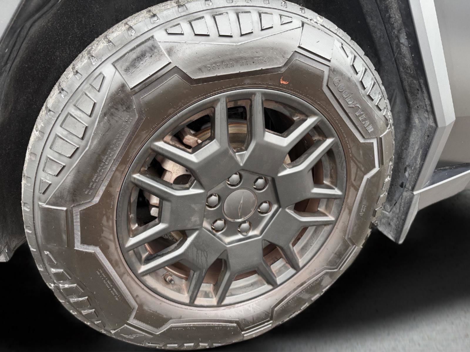 Used 2024 Tesla Cybertruck AWD Crew Cab image 38