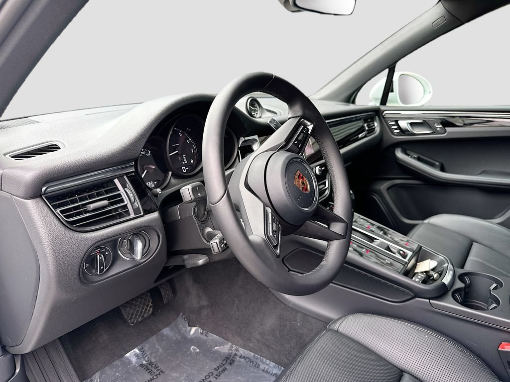 Certified 2026 Porsche Macan AWD/4WD image 4