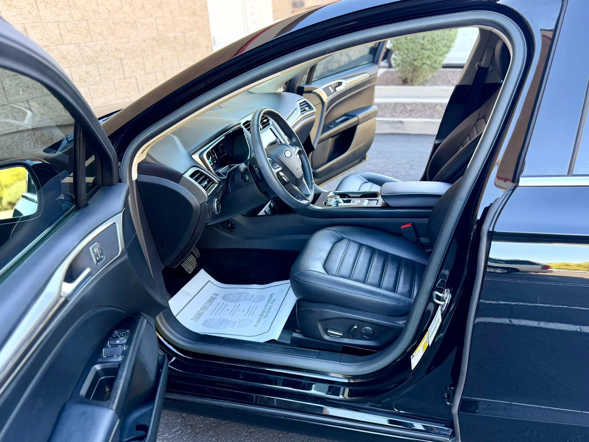 Used 2017 Ford Fusion SE w/ Fusion SE Technology Package image 10