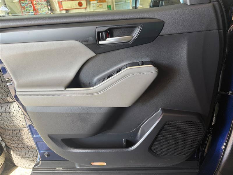 Used 2021 Toyota Highlander XLE AWD/4WD image 32