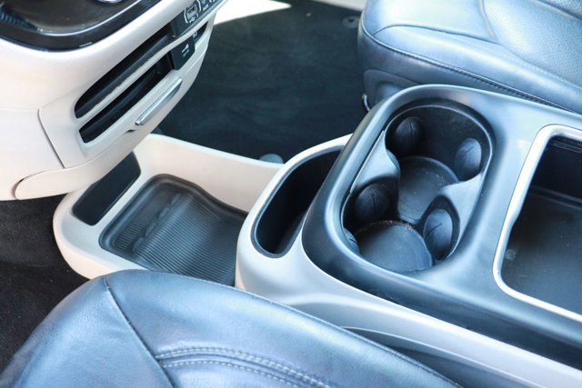 Used 2022 Chrysler Pacifica Touring-L image 17