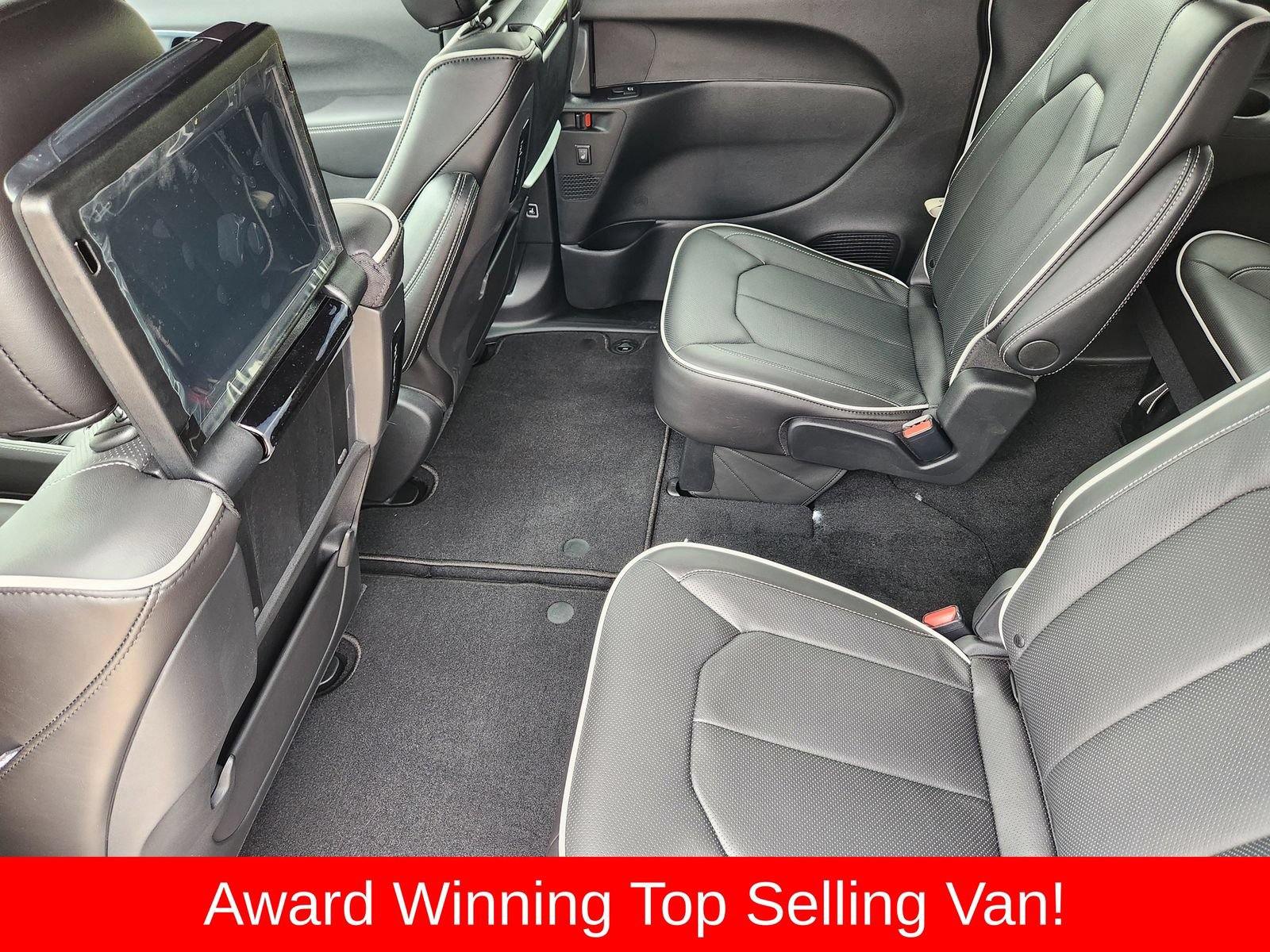New 2026 Chrysler Pacifica Limited w/ Uconnect Theater Family Group FWD image 41
