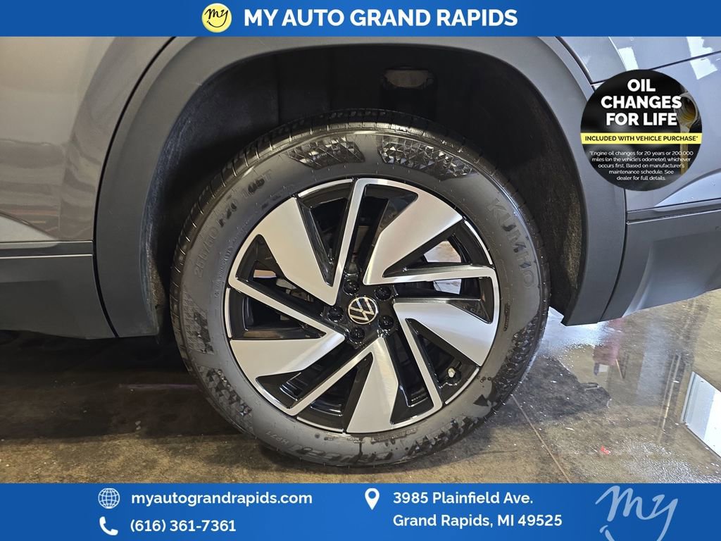 Used 2025 Volkswagen Atlas SE image 30
