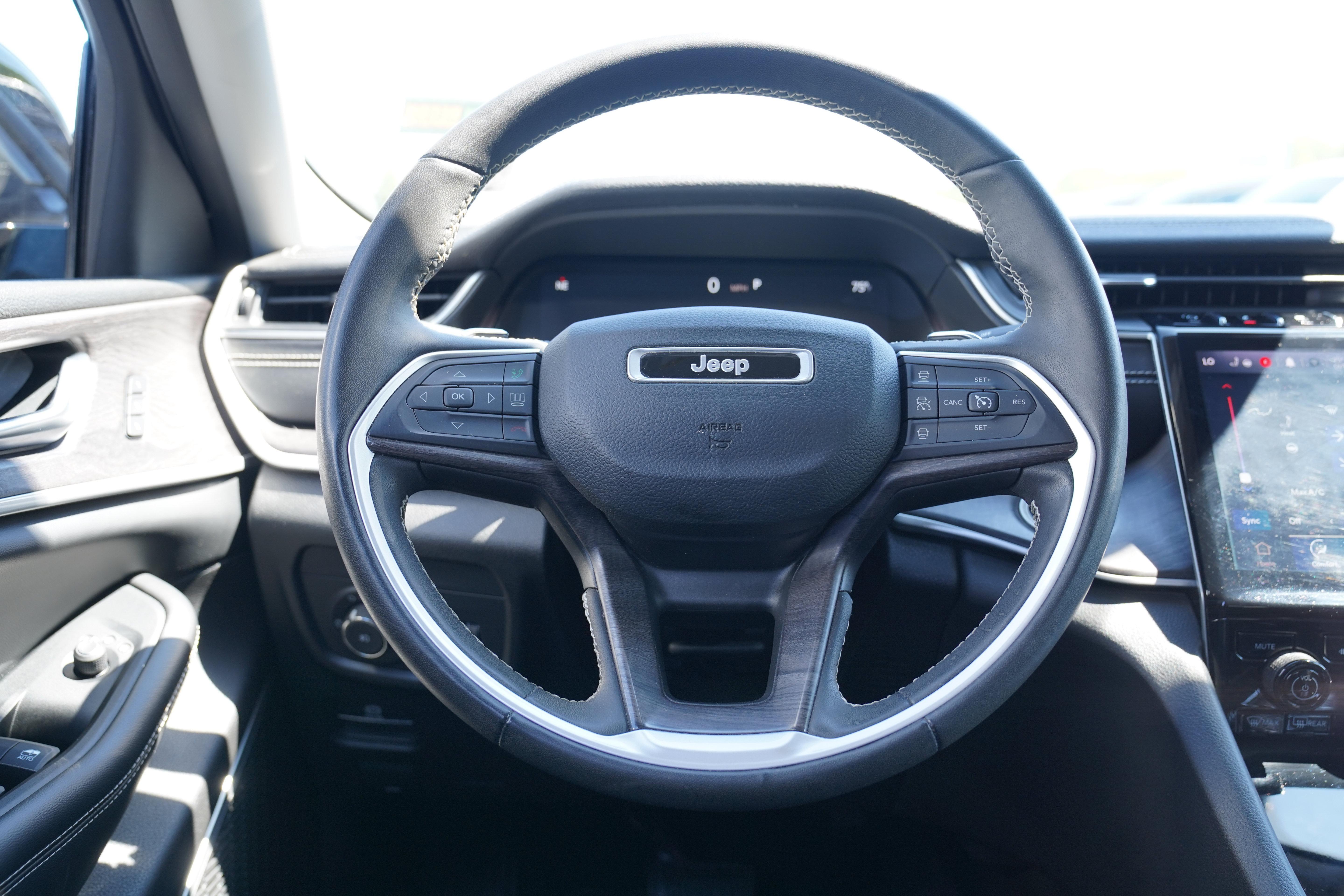 Used 2023 Jeep Grand Cherokee Limited AWD/4WD image 17