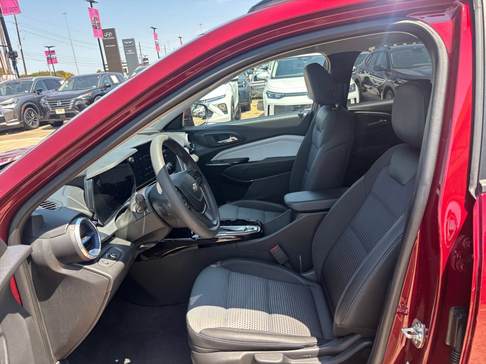 Used 2025 Chevrolet Trax LT FWD image 21