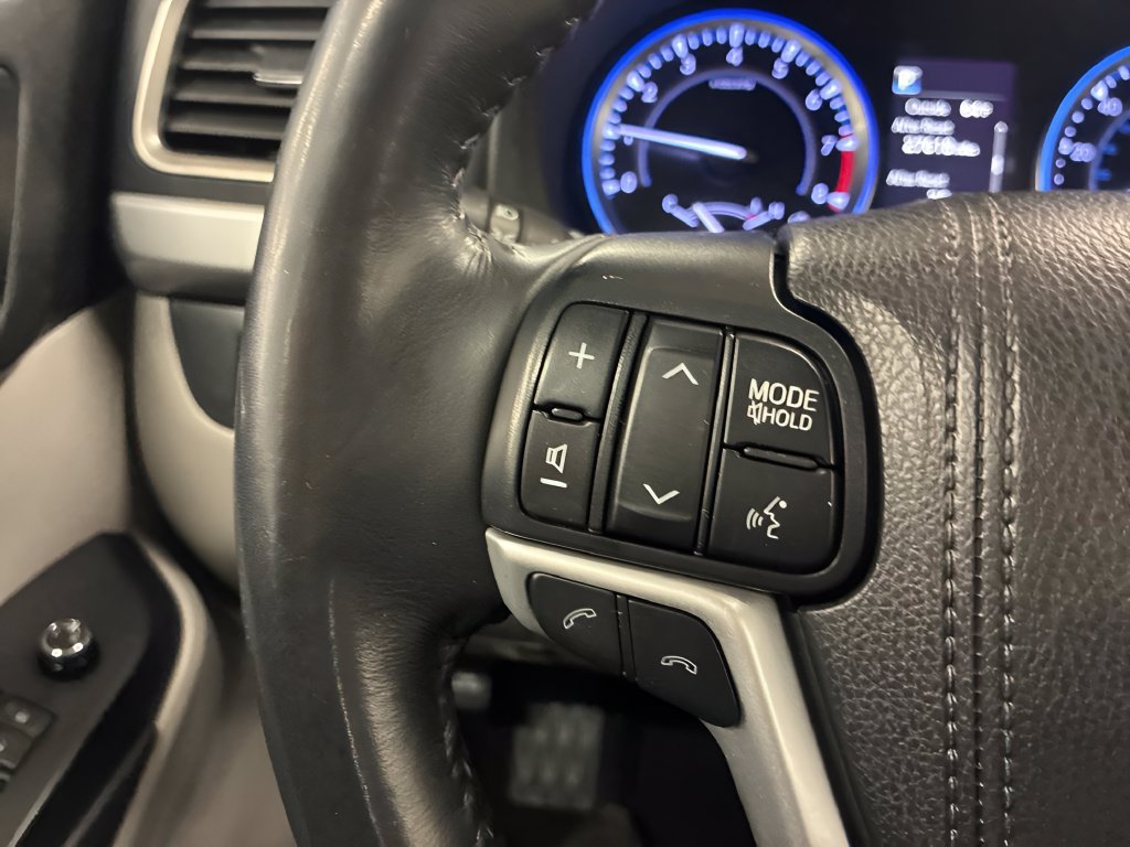 Used 2019 Toyota Highlander XLE AWD/4WD image 16