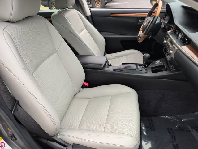 Used 2015 Lexus ES 300h w/ Navigation System Package FWD image 35