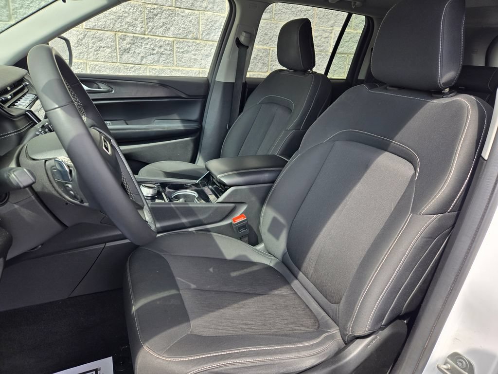 Used 2023 Jeep Grand Cherokee Laredo w/ Luxury Tech Group I AWD/4WD image 14