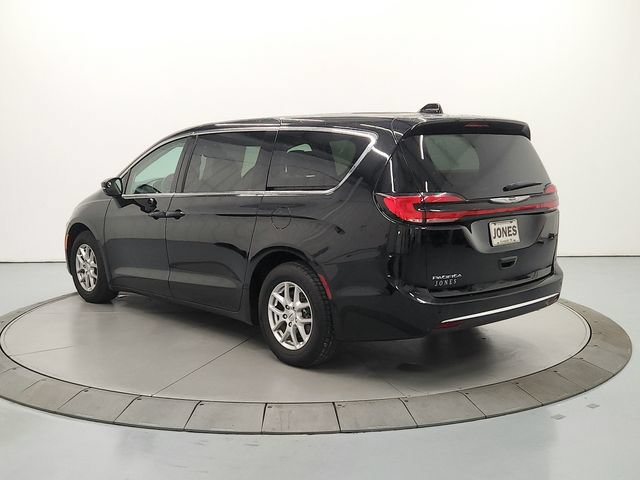 Used 2024 Chrysler Pacifica Touring-L FWD image 6