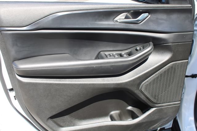 Used 2025 Jeep Grand Cherokee Altitude RWD image 12