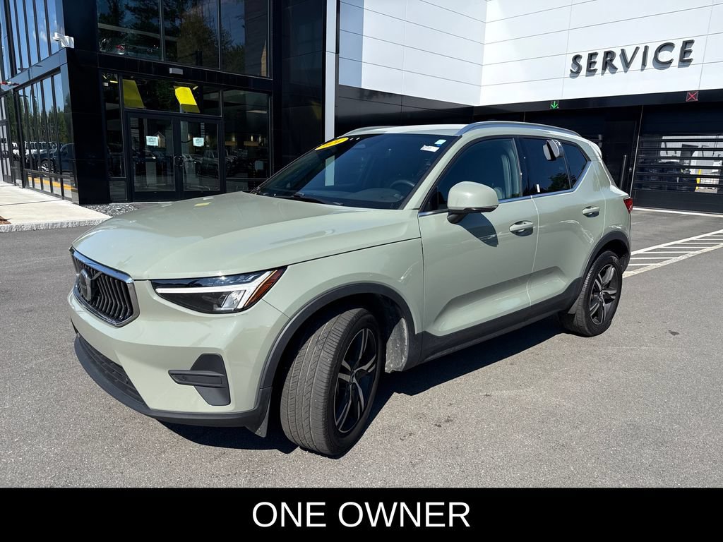 Used 2024 Volvo XC40 B5 Core AWD/4WD image 1