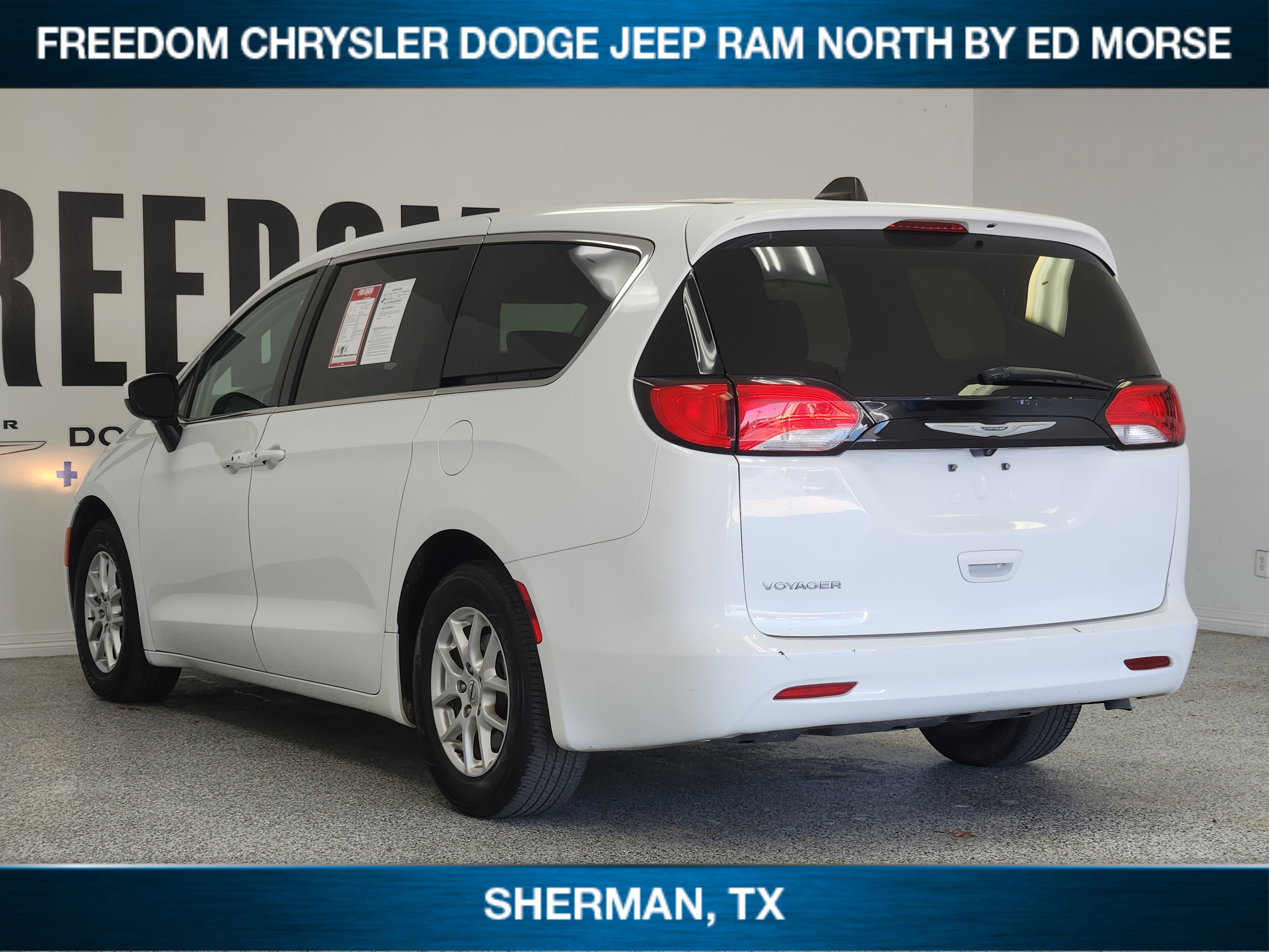 Used 2023 Chrysler Voyager LX image 4