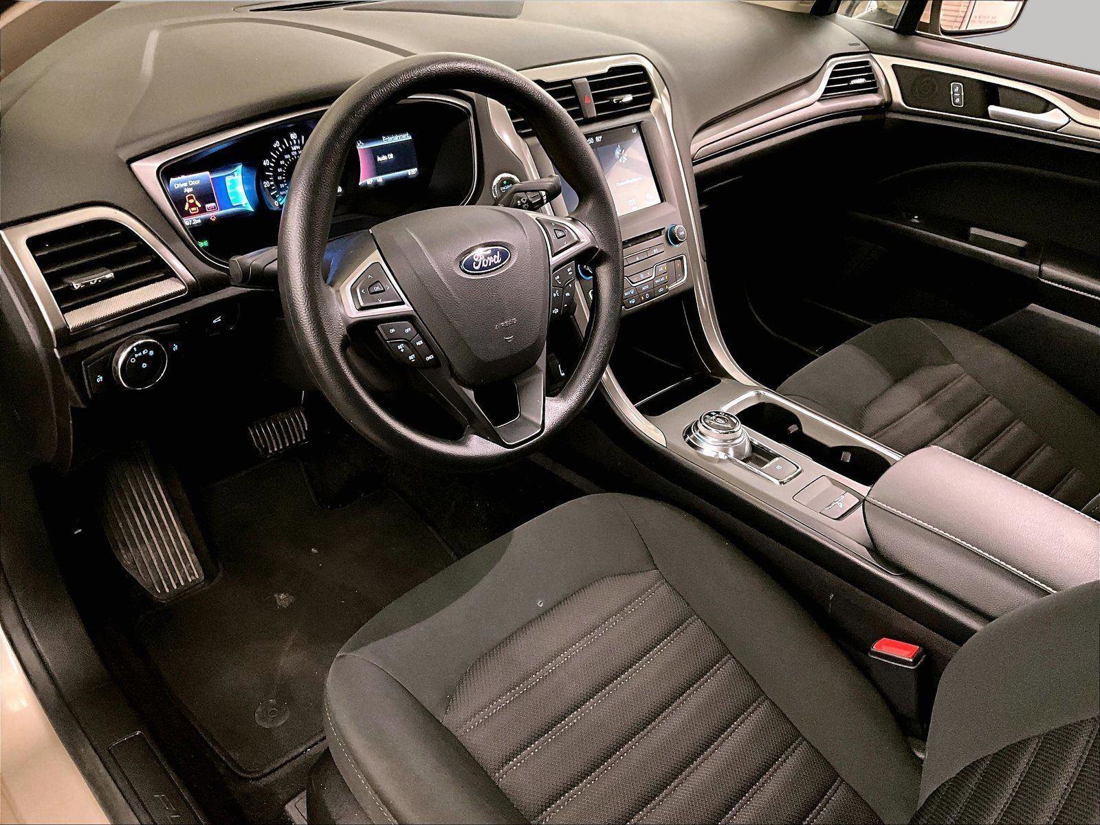 Used 2018 Ford Fusion SE w/ Fusion SE Technology Package image 12