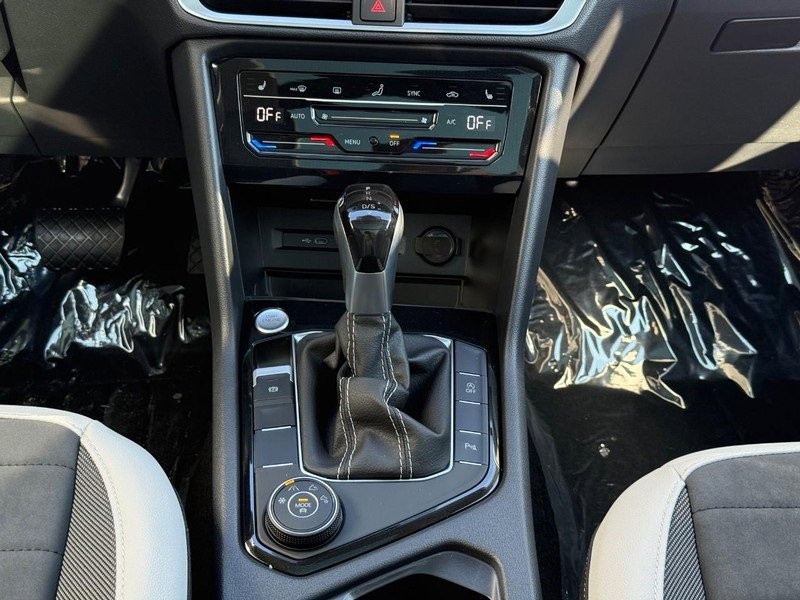 New 2025 Volkswagen Taos SE image 7