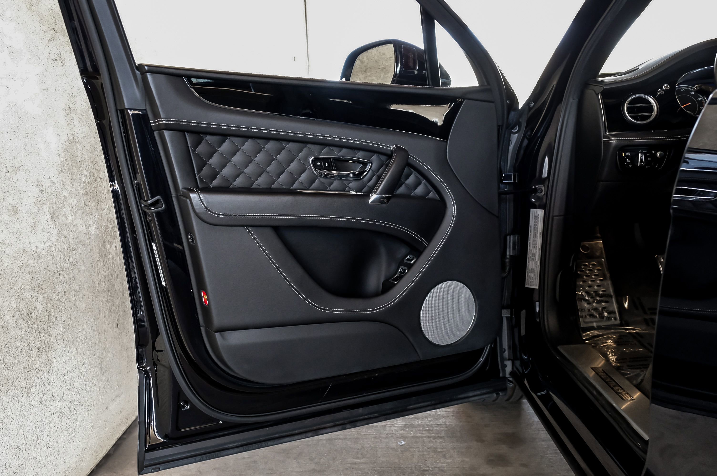 Used 2017 Bentley Bentayga image 46