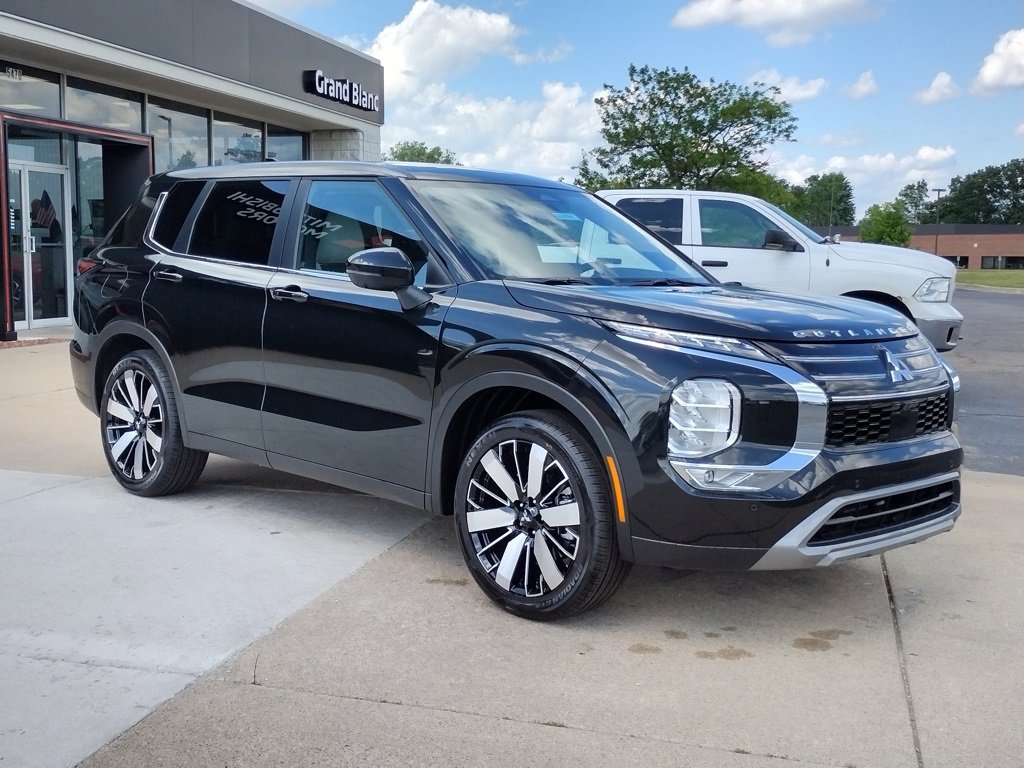 New 2025 Mitsubishi Outlander SE image 3