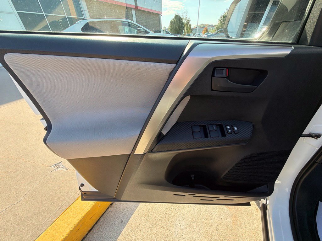 Used 2015 Toyota RAV4 LE AWD/4WD image 12