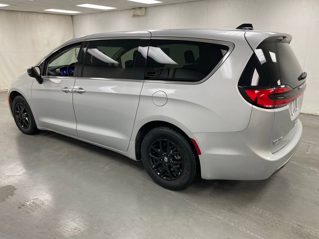 Used 2024 Chrysler Pacifica Touring-L image 3