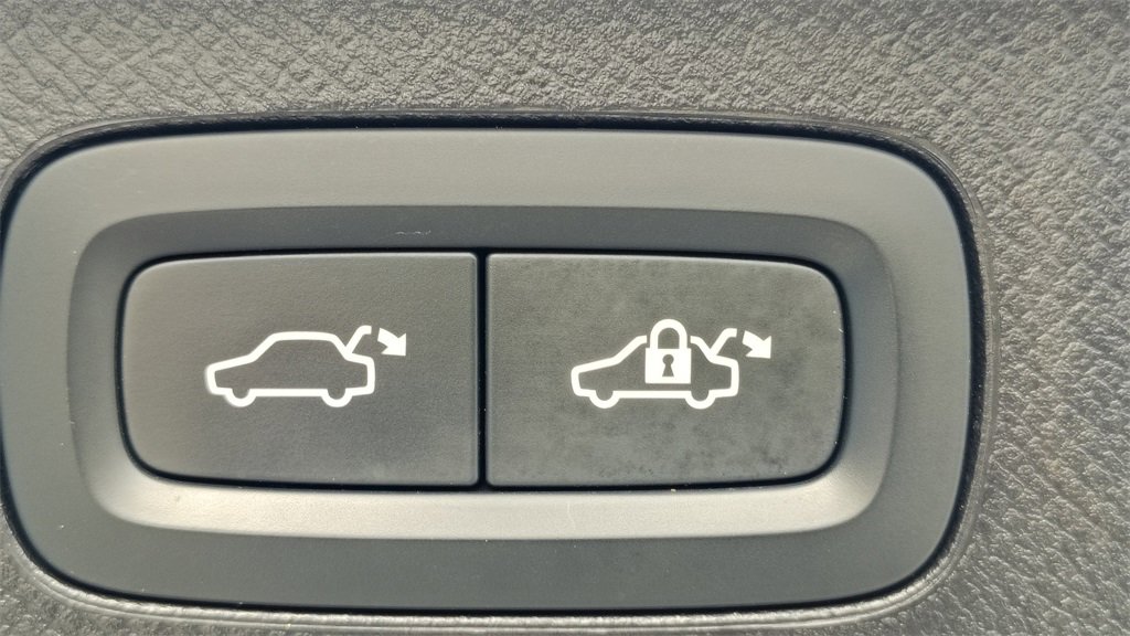 Used 2022 Volvo XC90 T5 Momentum w/ Climate Package image 33