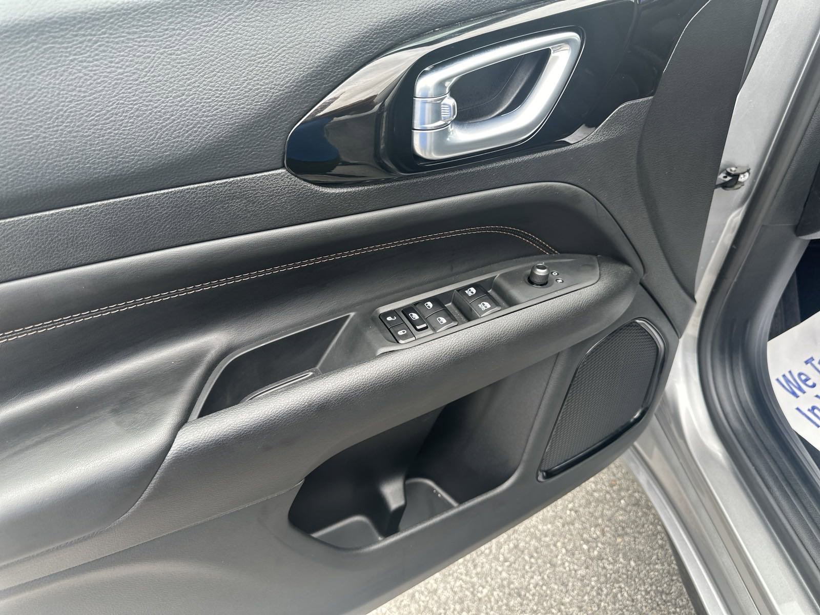 Used 2023 Jeep Compass Limited image 12