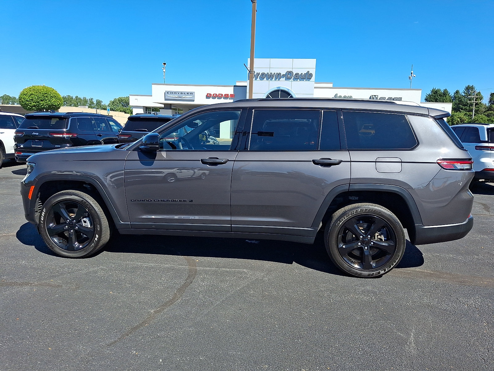 Used 2023 Jeep Grand Cherokee L Laredo AWD/4WD image 7