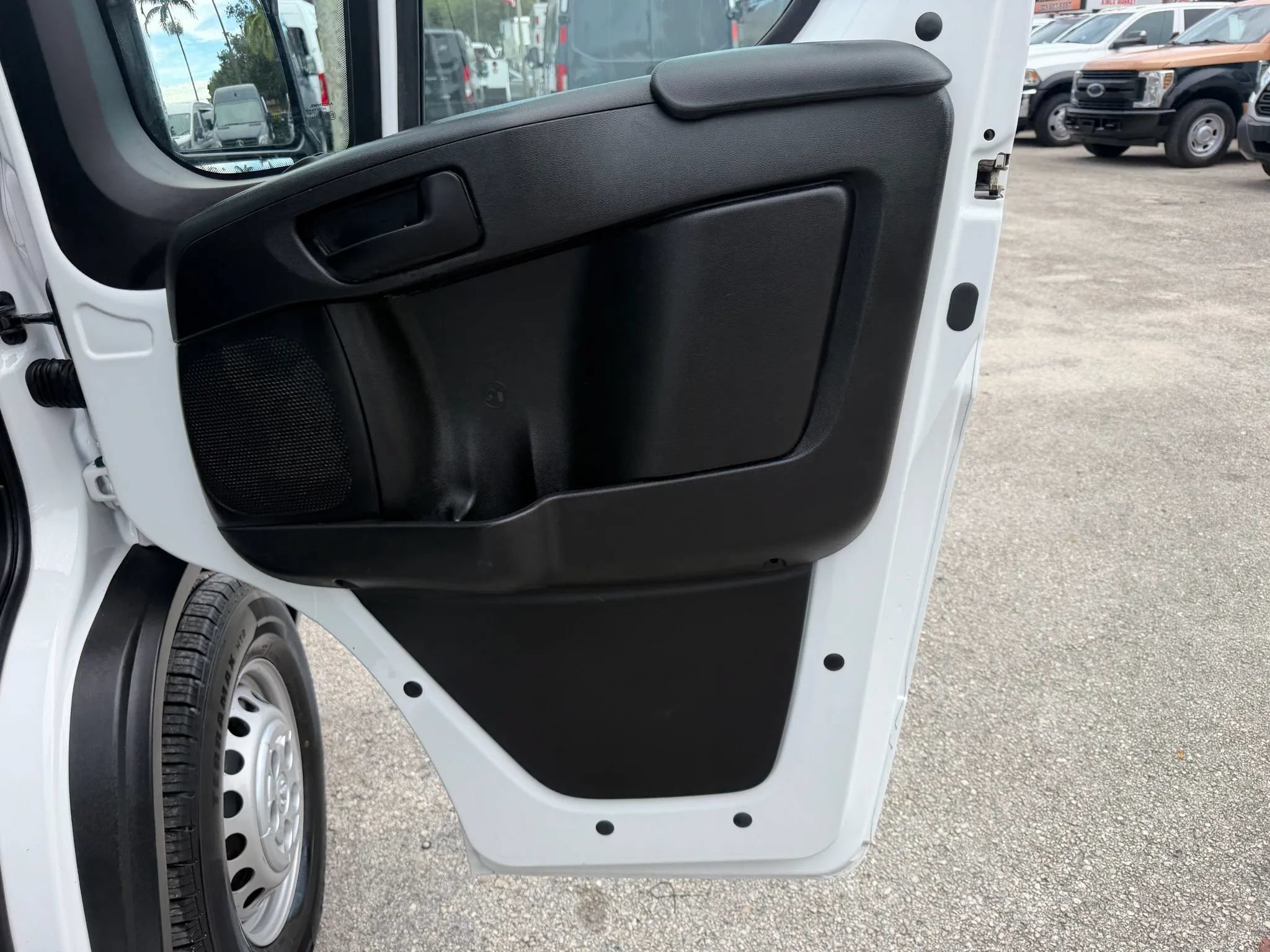 Used 2024 RAM ProMaster 2500 w/ Convenience Group FWD image 11
