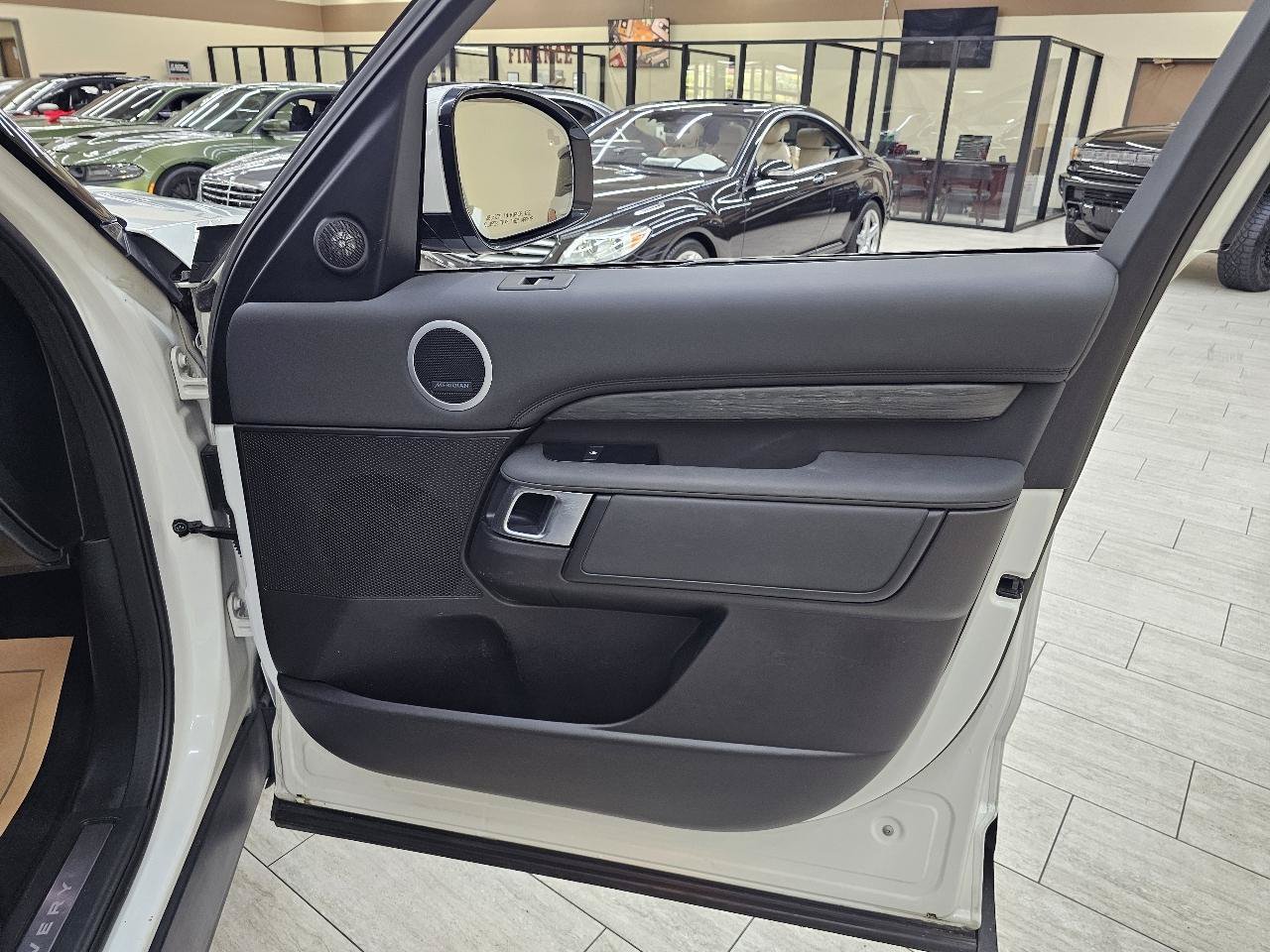Used 2018 Land Rover Discovery HSE AWD/4WD image 42