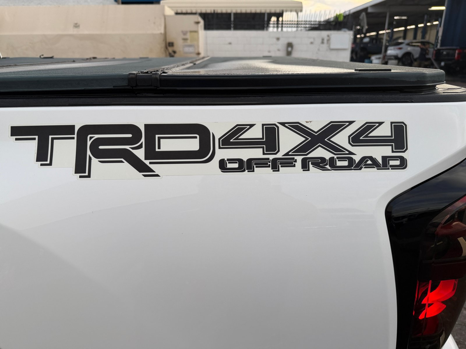 Used 2017 Toyota Tacoma TRD Off-Road w/ Premium & Technology Package AWD/4WD image 27