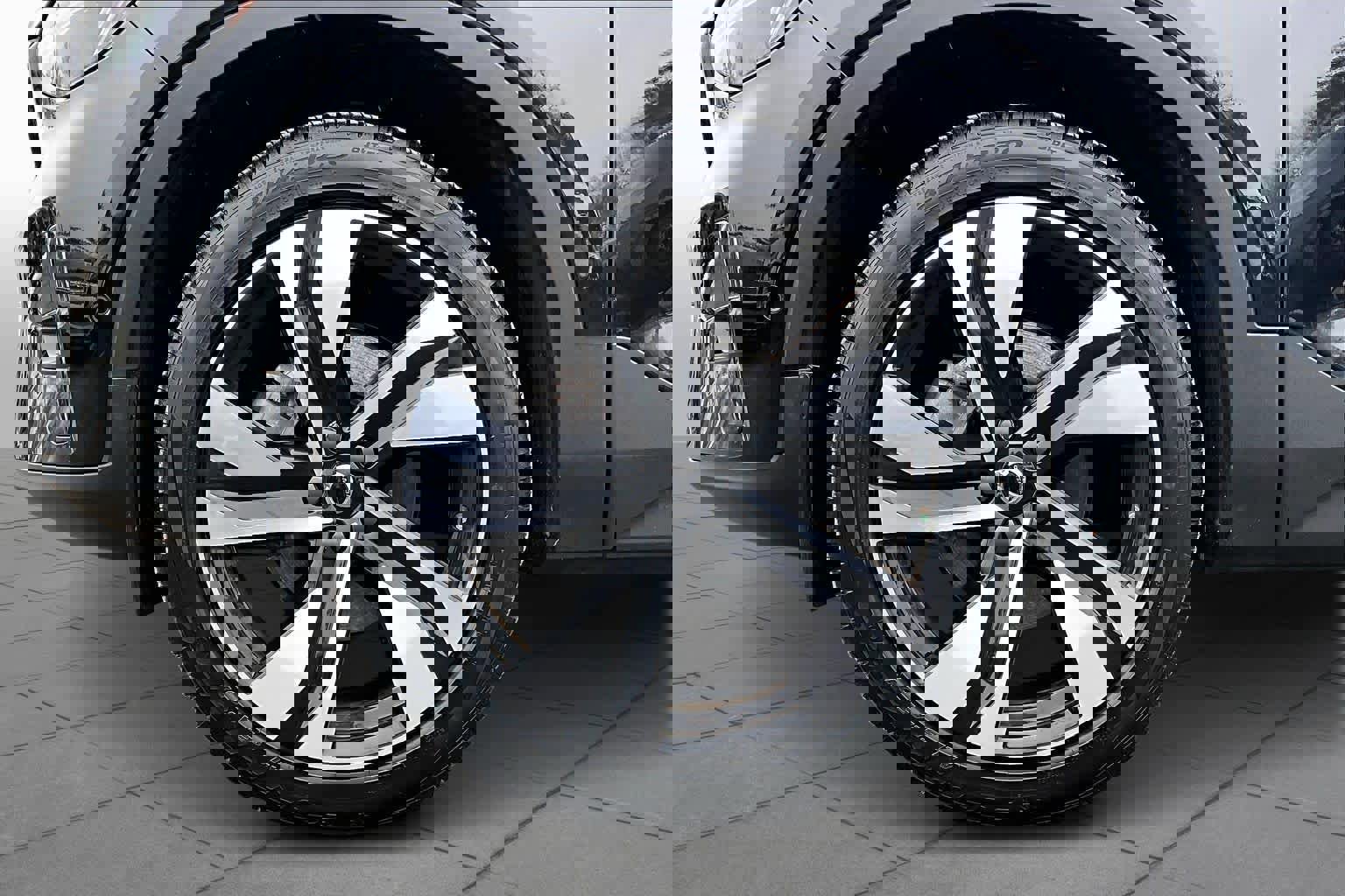 Certified 2024 Volvo XC40 B5 Plus w/ Protection Package Premier image 11