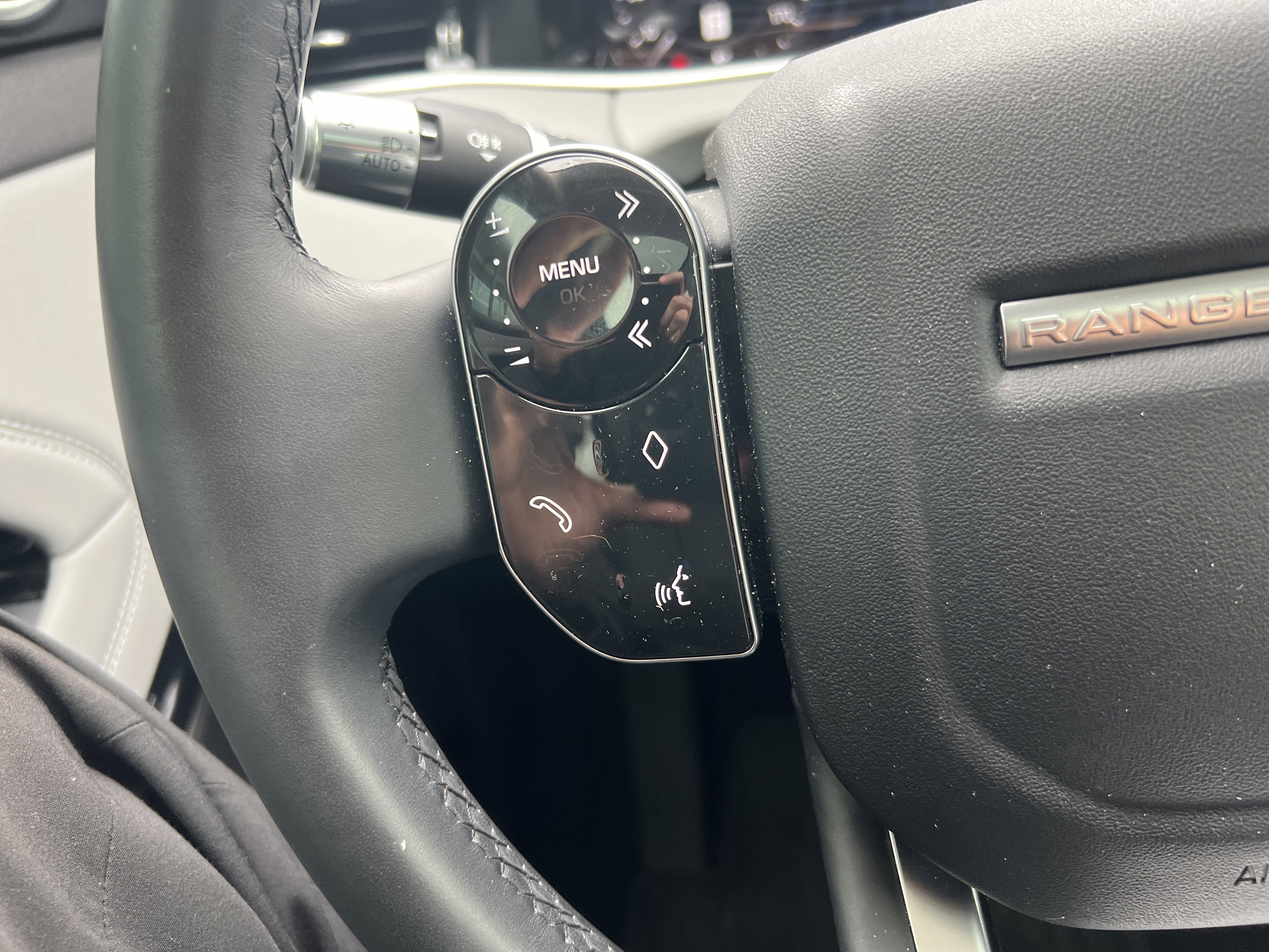 Used 2020 Land Rover Range Rover Evoque SE image 19