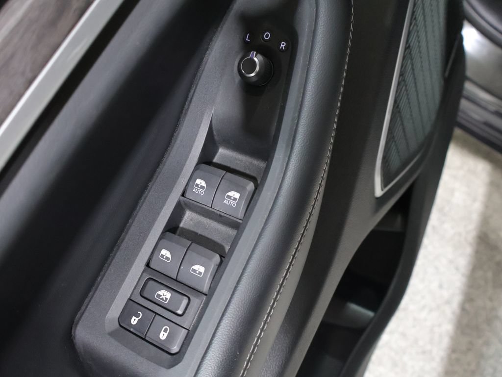 Used 2022 Jeep Grand Cherokee L Limited AWD/4WD image 13
