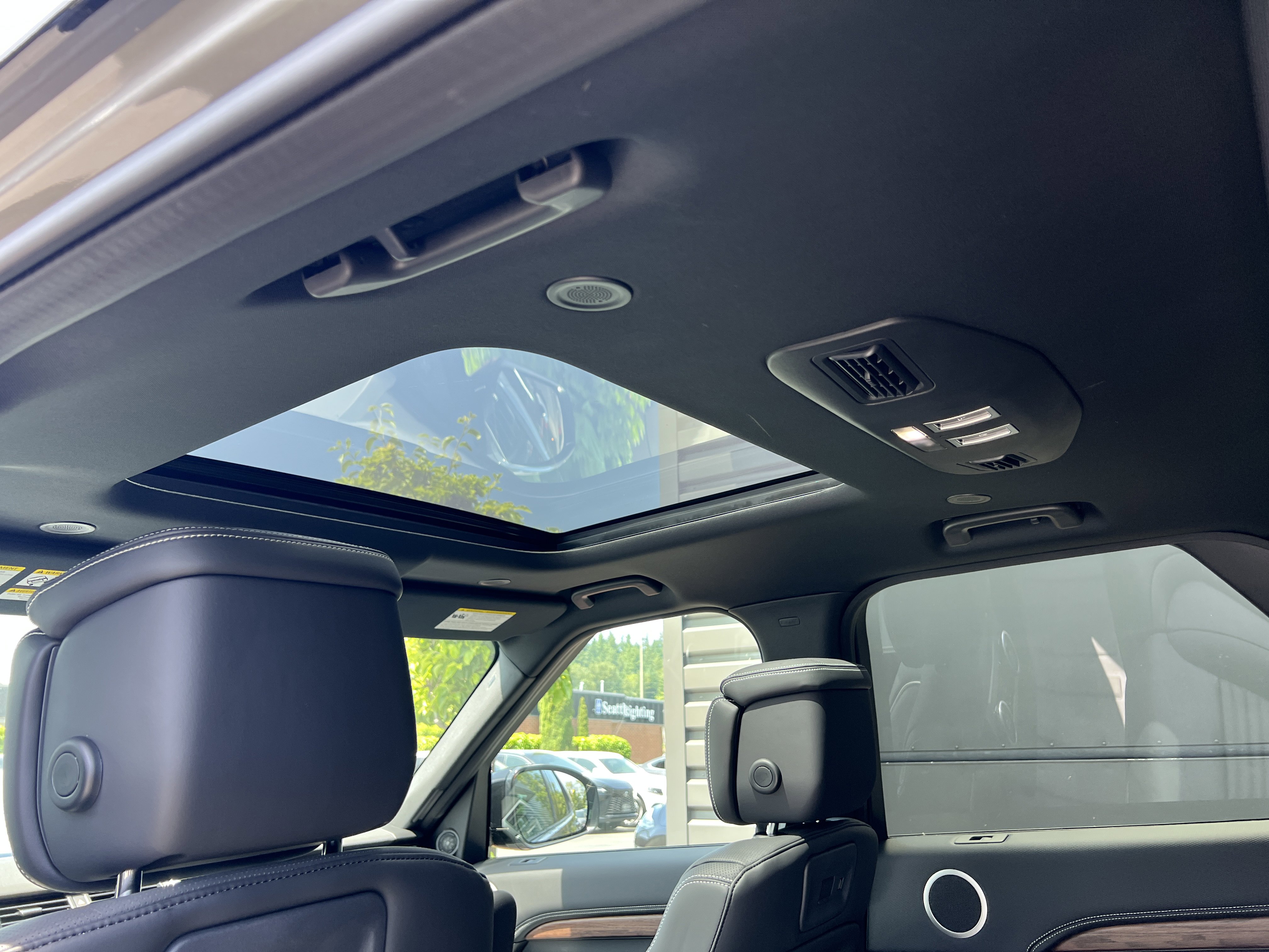 New 2024 Land Rover Discovery Dynamic SE image 18