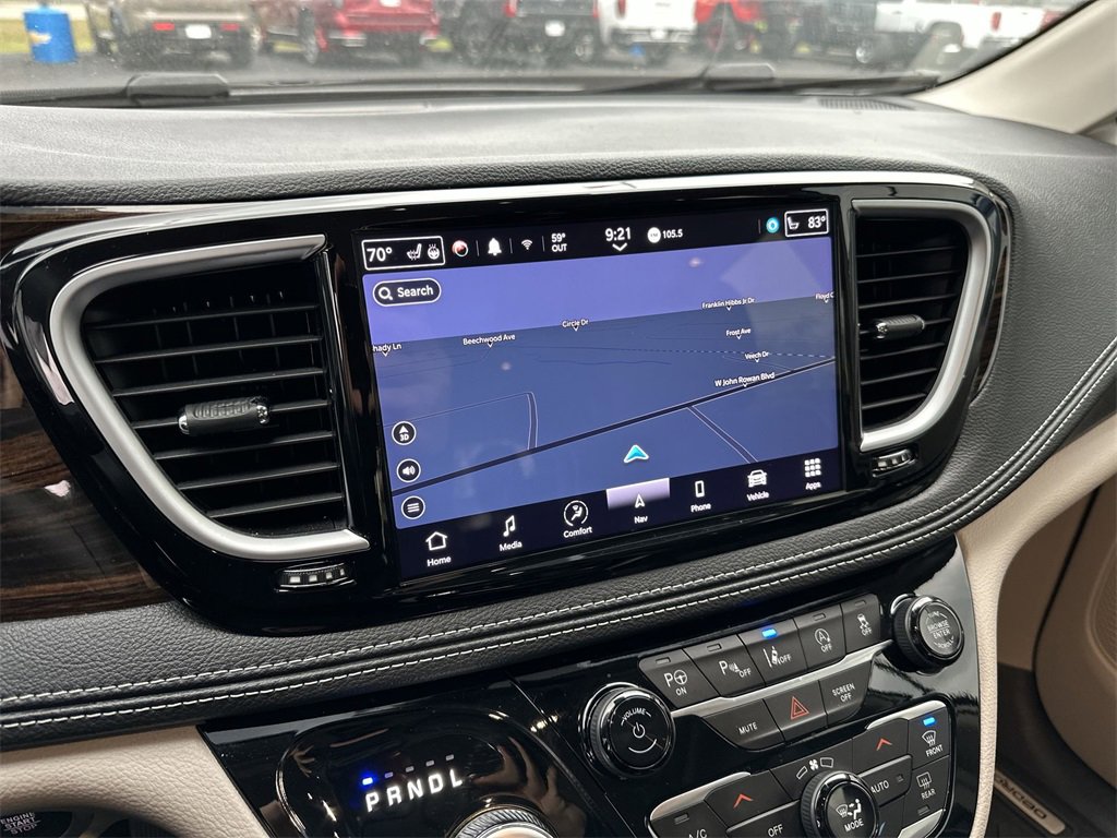 Used 2024 Chrysler Pacifica Limited w/ Uconnect Theater Family Group image 18
