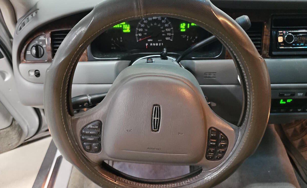 Used 2000 Lincoln Town Car Signature RWD image 15