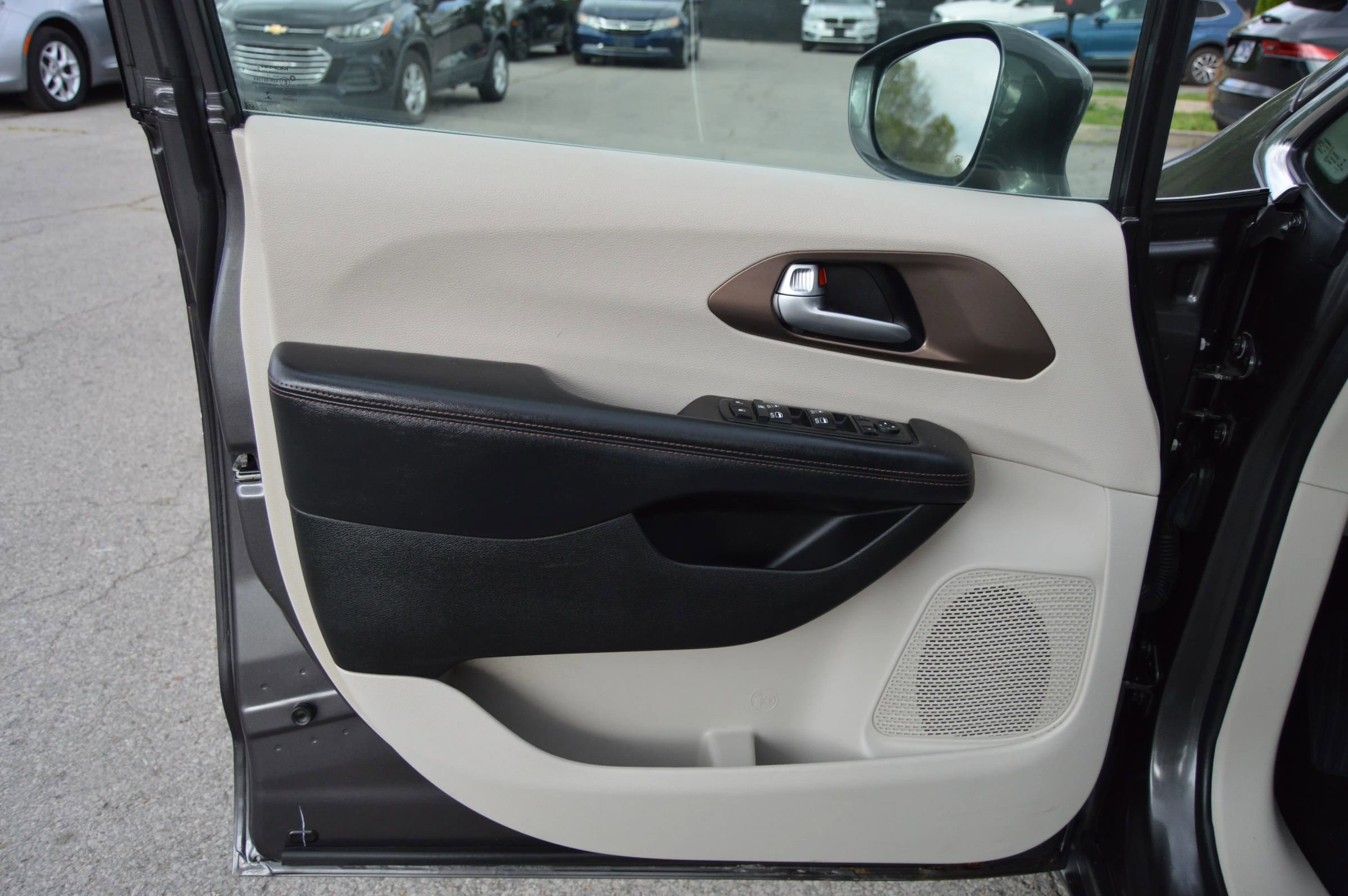Used 2017 Chrysler Pacifica Touring-L Plus FWD image 15