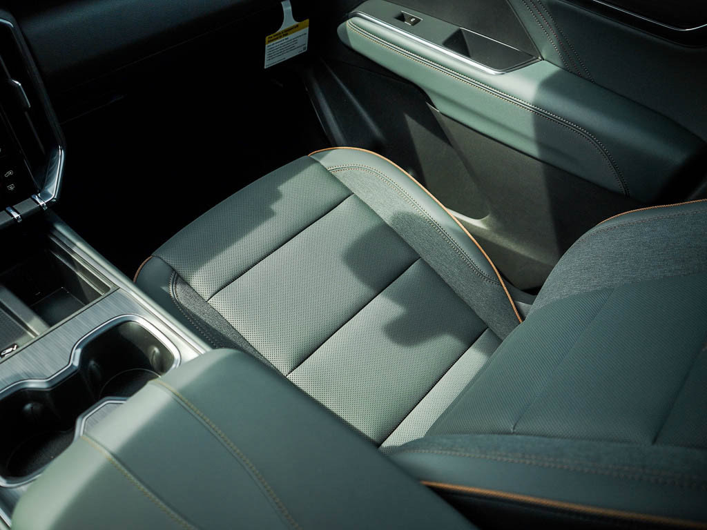 New 2026 GMC Acadia AT4 w/ LPO, Floor Liner Package AWD/4WD image 27