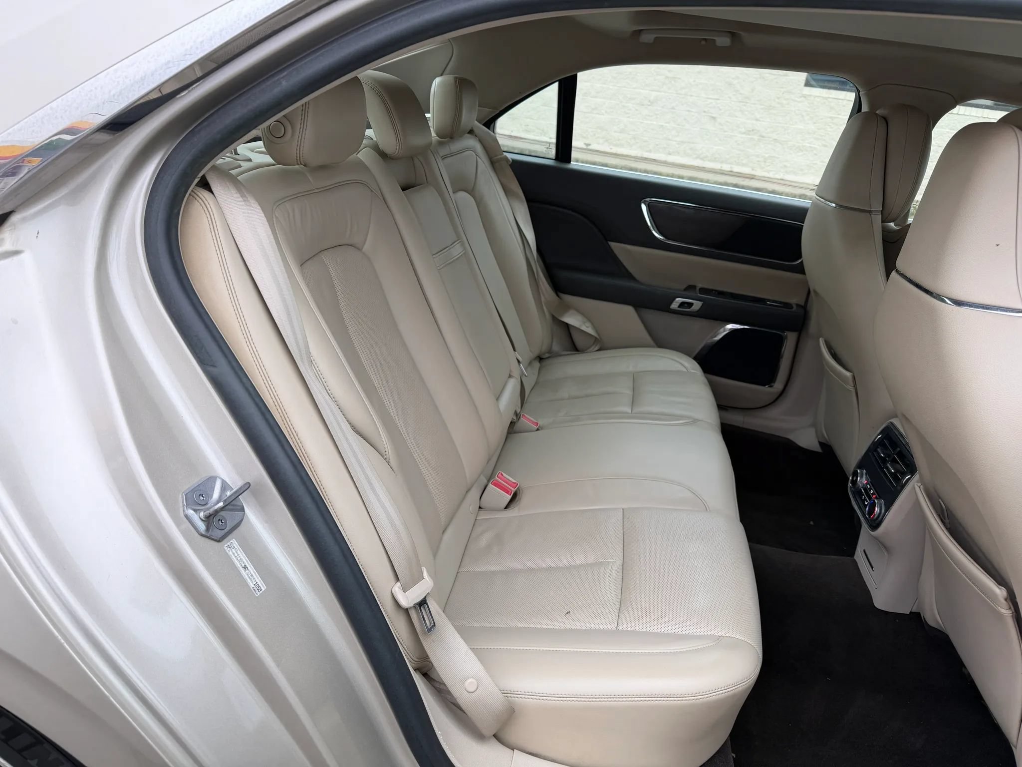 Used 2017 Lincoln Continental Reserve w/ Technology Package FWD image 29