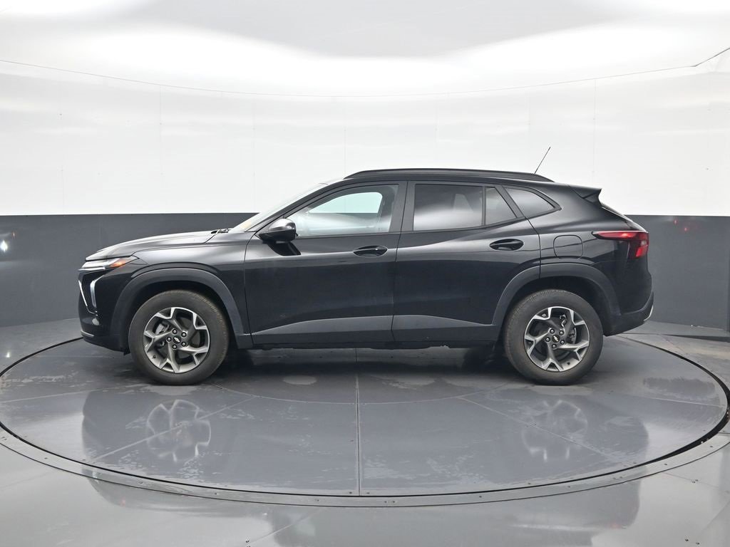 Used 2024 Chevrolet Trax LT w/ LT Convenience Package image 4