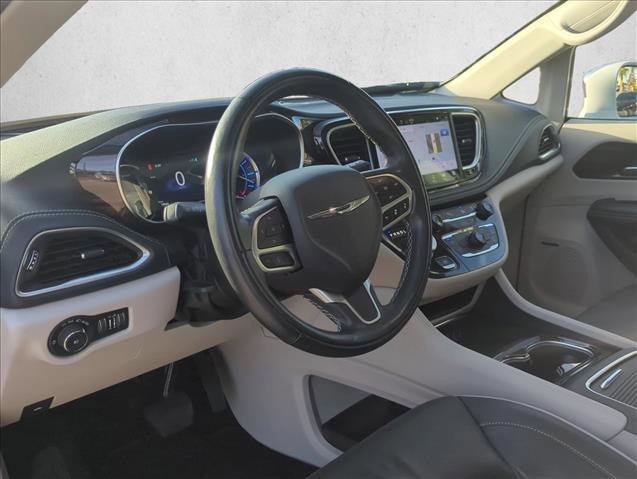 Used 2022 Chrysler Pacifica Limited image 9